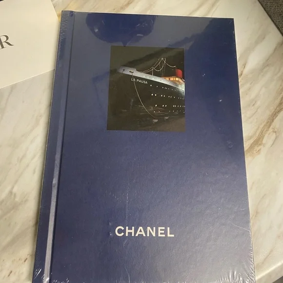 CHANEL 2018-2019 Cruise Collection book in original packaging - Picture 1 of 6